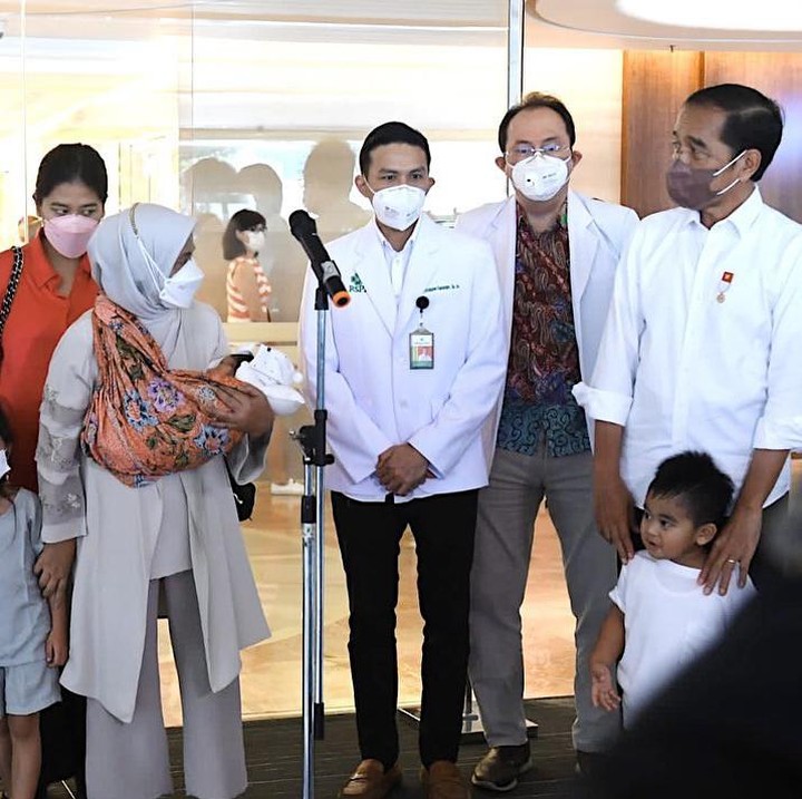 <p>Iriana Jokowi terlihat menggendong anak ketiga dari Kahiyang Ayu dan Bobby Nasution dengan penuh kehati-hatian, Bunda. (Foto: Instagram: @bobbynst)</p>