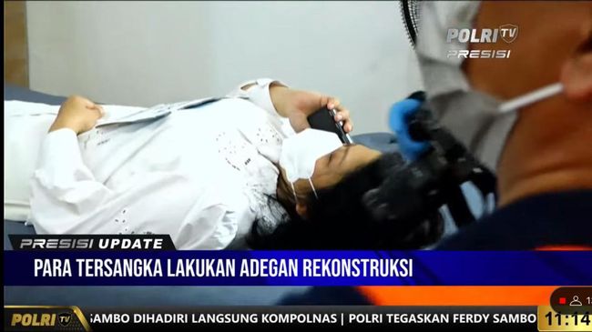 Foto Foto Istri Sambo Di Rekonstruksi Tiduran Dan Adegan Yosua Masuk Kamar