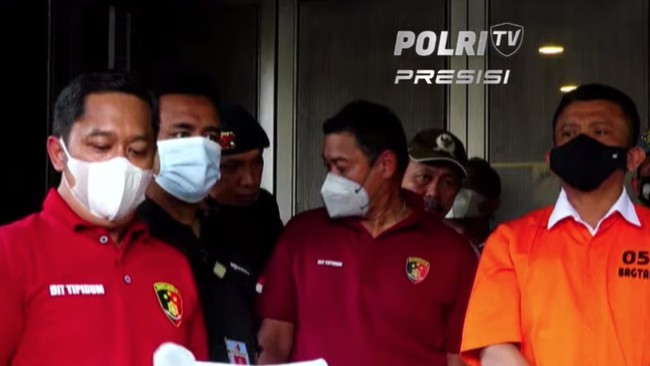 Eks Kadiv Propam Ferdy Sambo terlihat sempat memeluk istirinya dengan tangan yang terikat ikat kabel saat rekonstruksi di kediaman pribadinya, Jalan Saguling.