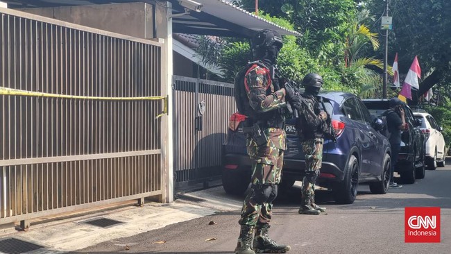 Empat tersangka yakni Irjen Ferdy Sambo (FS), Bharada Richard Eliezer (E), Bripka Ricky Rizal (RR), dan Kuat Maruf (KM) terlihat mengenakan baju tahanan.