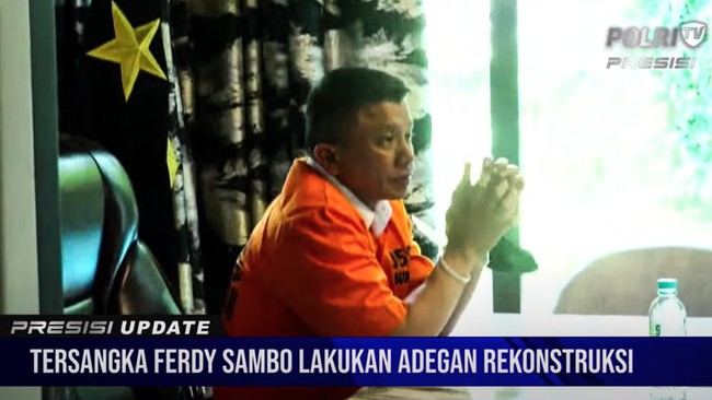 Ferdy Sambo melakukan adegan rekonstruksi kasus pembunuhan berencana Brigadir Yosua Hutabarat atau Brigadir J dengan kondisi tangan terikat.