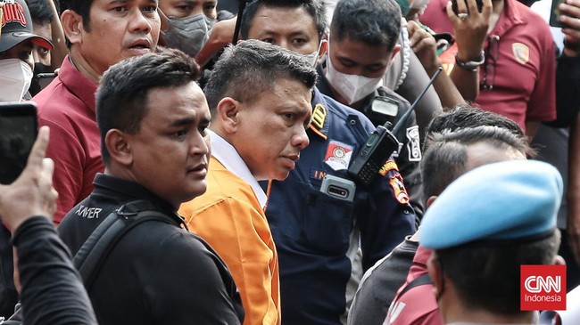 Selain Sambo, ada enam orang lainnya yang dinyatakan sebagai tersangka obstrucion of justice pembunuhan Brigadir J. Mereka juga dijerat pasal berlapis.