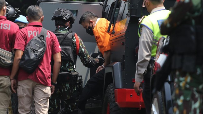 Mantan Kadiv Propam Polri Irjen Ferdy Sambo yang telah mengenakan sarung tangan hitam mengambil sendiri pistol Glock 26 sebelum masuk ke rumah dinas.