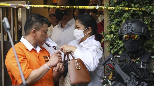Putri Candrawathi tampil dengan menenteng tas mewah keluaran Gucci saat rekonstruksi pembunuhan Brigadir J, Selasa (30/8).
