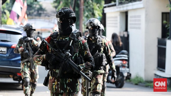 Irjen Ferdy Sambo tiba di rumah pribadi untuk menjalani rekonstruksi kasus pembunuhan Brigadir J di Jalan Saguling III, Jakarta Selatan, Selasa (30/8).
