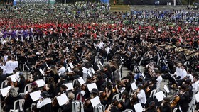 FOTO: Konser Terbesar di Dunia, Diikuti 16 Ribu Musisi