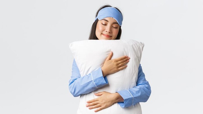 Selain Picu Jerawat, Ini Alasan Kenapa Kamu Harus Rutin Mengganti Sarung Bantal