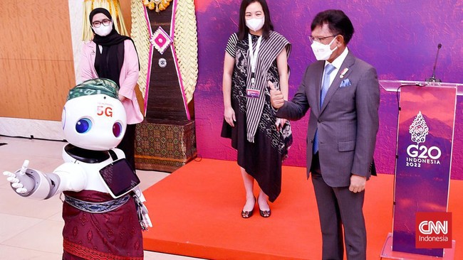 Telkomsel mencuri perhatian di ajang DEWG G20 di Nua Dua dengan memamerkan robot AI yang bernama Uu.