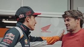 VIDEO: Detik-detik Marquez Curhat ke Carlos Checa