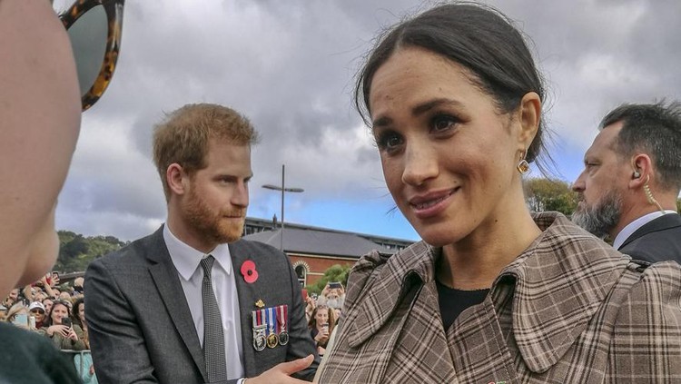 1060728454 Wellington, New Zealand - October 28, 2018: The Duke and Duchess of Sussex chat with members of the crowd at the Wellington War Memorial in New Zealand.