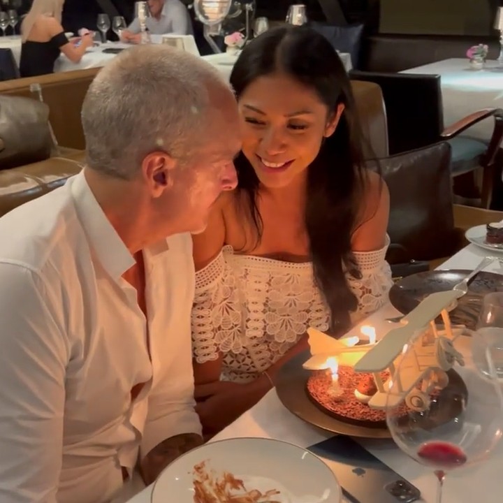 <p>Dalam konten tersebut, Anggun dan sang suami tampak menikmati waktu makan malam romantis. "He’s my everyday #LuckyDay," tulis Anggun dikutip dari akun Instagram @anggun_cipta. (Foto: Instagram @anggun_cipta)<br /><br /><br /></p>