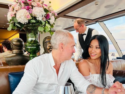 Potret Romantis Anggun C Sasmi Dinner Bareng Suami, Menawan dengan Dress Putih