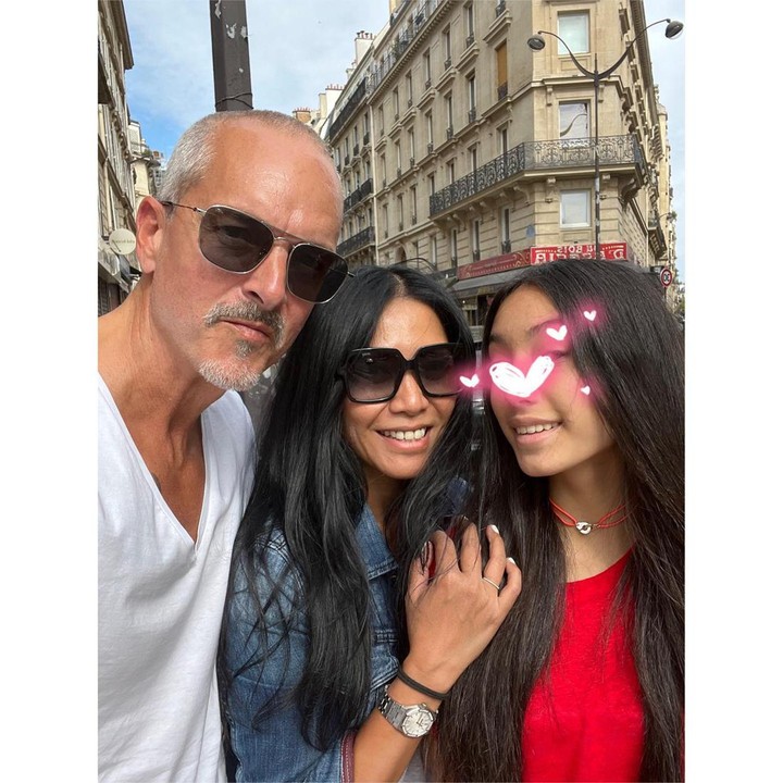 <p>Senang bisa melihat romantisme pasangan ini ya, Bunda. Kita doakan, semoga keluarga Anggun selalu bahagia, ya. (Foto: Instagram @anggun_cipta)</p>