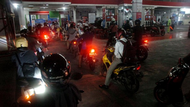 Warganet ramai-ramai merasa kena prank karena harga BBM jenis Pertalite tak jadi naik setelah berbondong-bondong antre di SPBU.