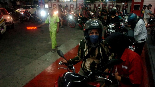 Antrean kendaraan di SPBU yang tumpah ke jalan membuat kemacetan tak terhindarkan di sejumlah lokasi di Surabaya, Jawa Timur.