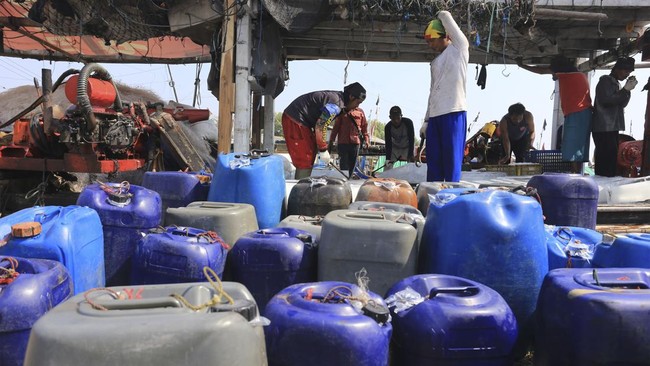 Dua terduga penimbunan BBM subsidi setelah memodifikasi tangki kendaraan bermotor dari kapasitas 70 liter menjadi 130 liter.