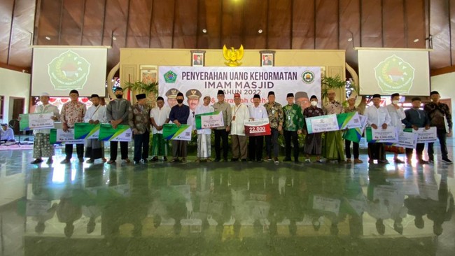 Pemberian bantuan ini merupakan komitmen Bank Jatim dalam mewujudkan kesejahteraan bagi tenaga keagamaan khususnya yang berada di lingkungan masjid.
