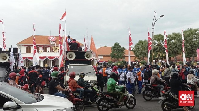 Buruh mendesak Gubernur Jawa Timur Khofifah Indar Parawansa memakai diskresinya untuk menaikkan UMK 2023 sebesar 13 persen.