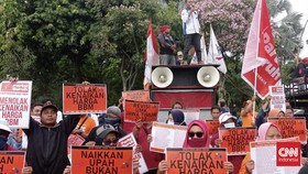 Buruh Jatim di Aksi Tolak Kenaikan BBM: Pemerintah Tidak Punya Hati
