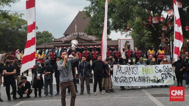 Massa aksi menagih pernyataan Gibran pada April lalu yang menyatakan bila mahasiswa berunjuk rasa dia akan berpartisipasi.