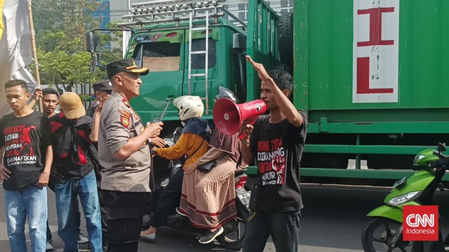 Aksi unjuk rasa mahasiswa yang menolak kenaikkan harga BBM di Makassar, Sulawesi Selatan diwarnai aksi saling dorong antara pedemo dengan polisi.