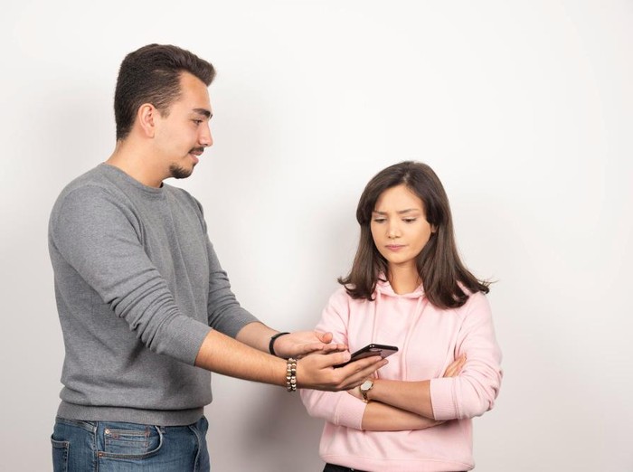 Ketika pasangan sedang marah, cobalah untuk mendengarkan dan biarkan dia berbicara dahulu.