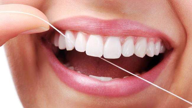 Manfaat flossing gigi atau benang gigi tak cuma demi menjaga kebersihan. Ada banyak manfaat lainnya yang didapatkan, berikut diantaranya.
