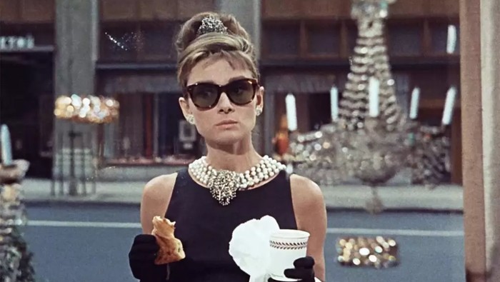 5 Fashion Designer Ternama yang Merangkap Jadi Desainer Kostum Film, Ada Coco Chanel!