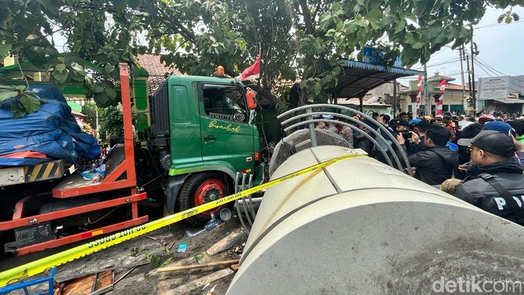 Kecelakaan Truk di Bekasi: Kronologi dan Jumlah Korban Kecelakaan truk di Bekasi terjadi pada Rabu (31/8/2022). Truk tersebut menabrak sebuah halte, kemudian lanjut menabrak tiang di lokasi kejadian.