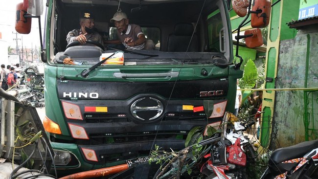Truk Tangki BBM Tabrak Ruko di Jakarta Timur Truk tangki BBM menabrak ruko di Cakung, Jakarta Timur, mengakibatkan kerusakan pada tiga bangunan. Insiden ditangani oleh kepolisian setempat.