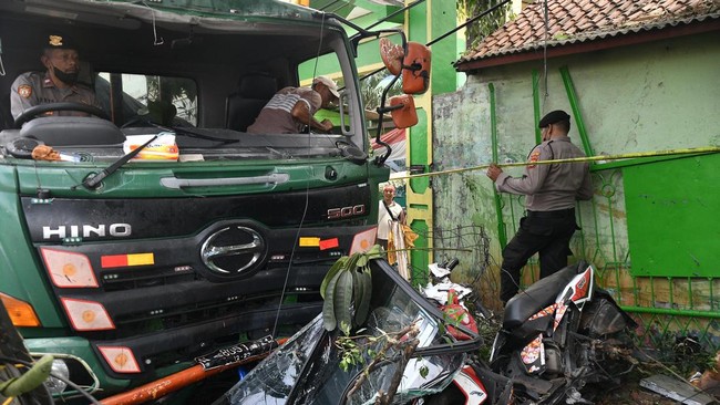 Kapolres Metro Bekasi Kota Kombes Hengki mengatakan pihaknya belum bisa memeriksa sopir truk tersebut lantaran kondisi yang bersangkutan masih trauma.