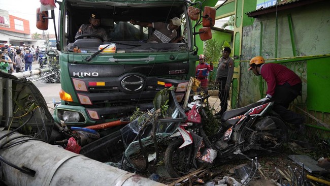 KNKT menyatakan truk yang terlibat kecelakaan maut di Bekasi layak jalan tapi kelebihan muatan 200 persen