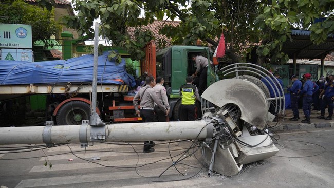 KNKT mengungkapkan sopir truk yang terlibat kecelakaan maut di depan SD Negeri Kota Baru II dan III Kota Bekasi, Jawa Barat sempat bingung lantaran salah jalan.