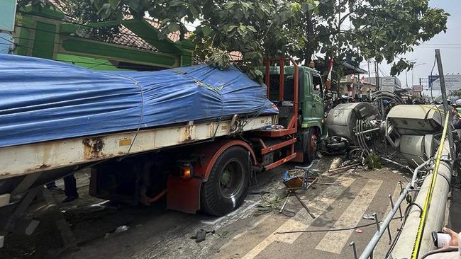 Sopir truk trailer yang mengalami kecelakaan maut berinisial AS itu telah diamankan di Polres Metro Bekasi Kota. Ia juga sudah dites urine dengan hasil negatif.