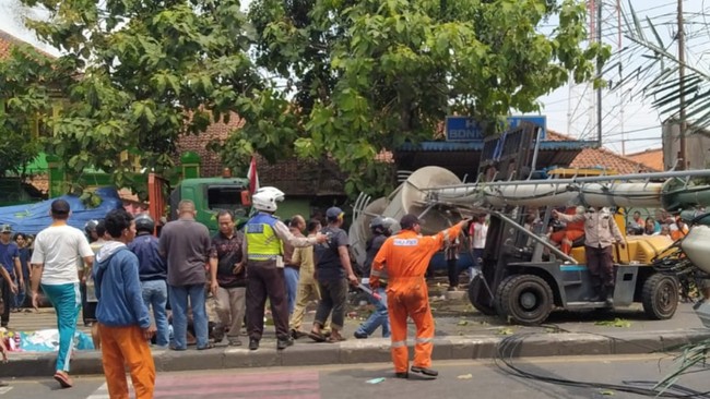 Kabid Humas Polda Metro Jaya mengatakan sopir truk trailer yang menabrak tiang hingga menewaskan setidaknya 7 anak SD di Bekasi saat ini sedang diperiksa.