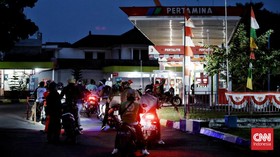 FOTO: Potret Antrean Mengular di SPBU Jelang Harga Pertalite Naik