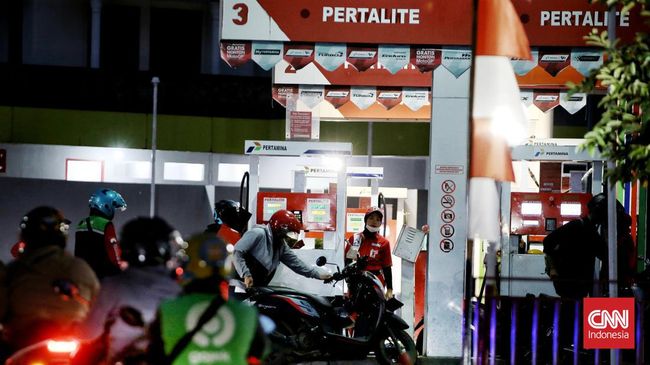 Harga BBM jenis Pertamax turun menjadi Rp13.900 per liter untuk wilayah DKI Jakarta. Harga Pertamax sebelumnya Rp14.500 per liter.