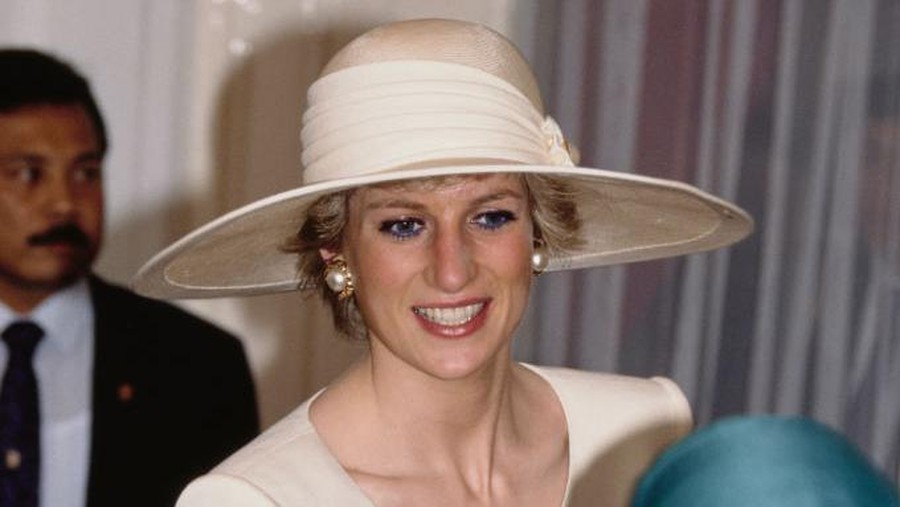 Diana, Princess of Wales  (1961 - 1997) during a visit to the presidential palace in Jakarta, Indonesia, November 1989.  She is wearing a suit by Catherine Walker and a Philip Somerville hat.  (Photo by Jayne Fincher/Princess Diana Archive/Getty Images)