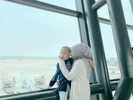 5 Potret Larissa Chou Umrah Bareng Yusuf, Kagum Si Kecil Tak Kenal Lelah