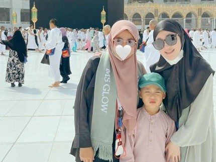 5 Potret Larissa Chou Umrah dengan Anak Semata Wayang Yusuf, Salut Si Kecil Tak Rewel