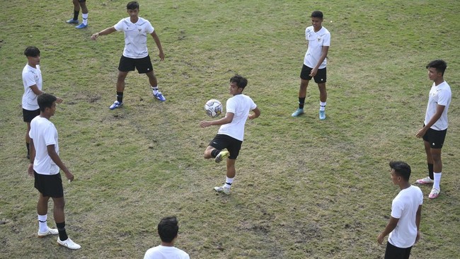 Sejumlah warganet mengkritik kondisi rumput Lapangan B Senayan yang dianggap tak layak untuk Timnas Indonesia U-20.