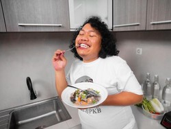 Video: Beres Temani Istri Sidang Tesis, Marshel Mau Kuliah Bidang Hukum