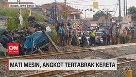 VIDEO: Mati Mesin, Angkot Tertabrak Kereta