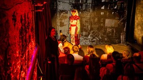 FOTO: Teater Ukraina Kembali Bergeliat di Bawah Tanah