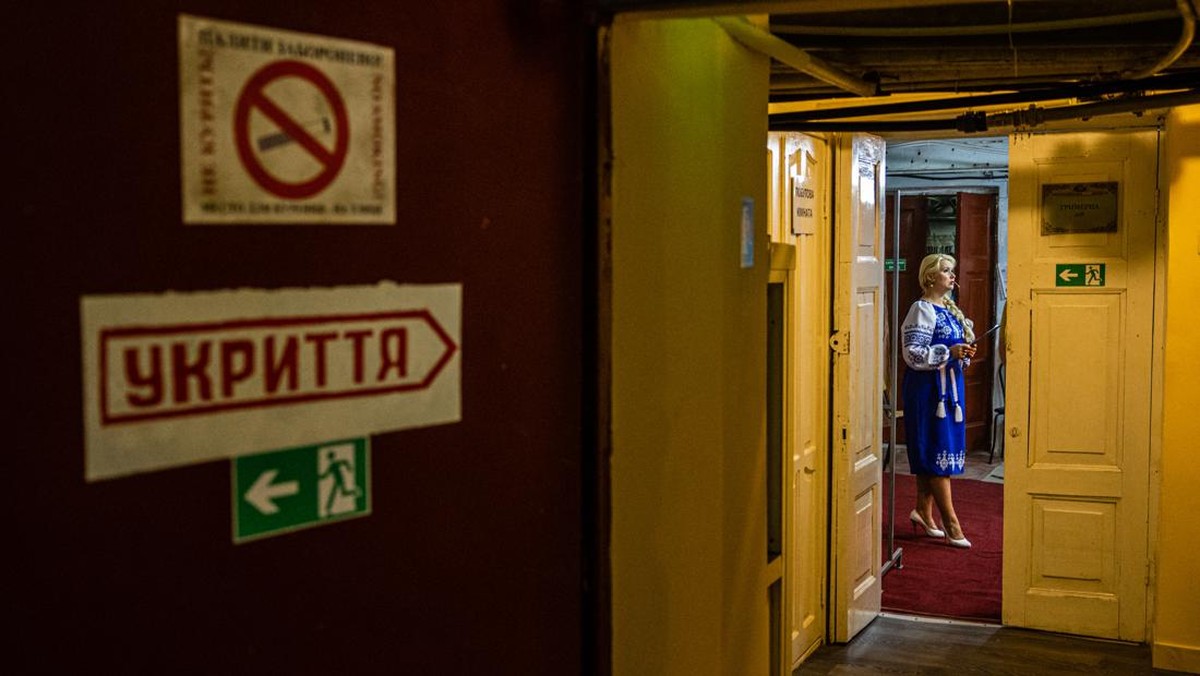 FOTO: Teater Ukraina Kembali Bergeliat di Bawah Tanah