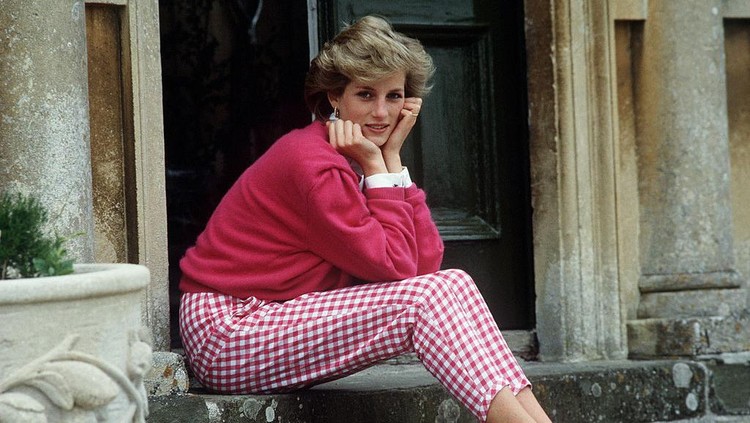 Mengenang 25 Tahun Lady Diana Dalam Bingkai Foto Diana, Princess of Wales meninggal pada usia 36 tahun dalam kecelakaan mobil pada 31 Agustus 1997 di Paris. Kematiannya menjadi gelombang kejut ke seluruh dunia.