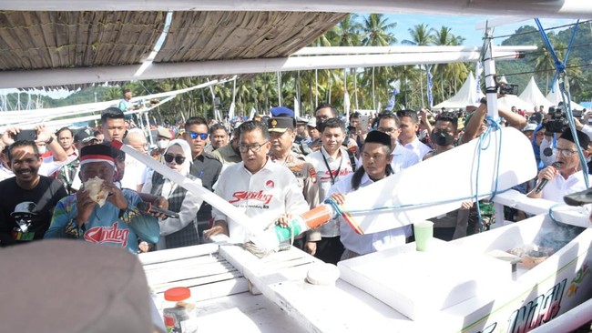 Sebanyak 28 dari 35 perahu sandeq adu cepat meluncur dari Pantai Silopo sampai Pantai Manggar pada Rabu (31/8), menandai Festival Sandeq 2022 resmi dimulai.