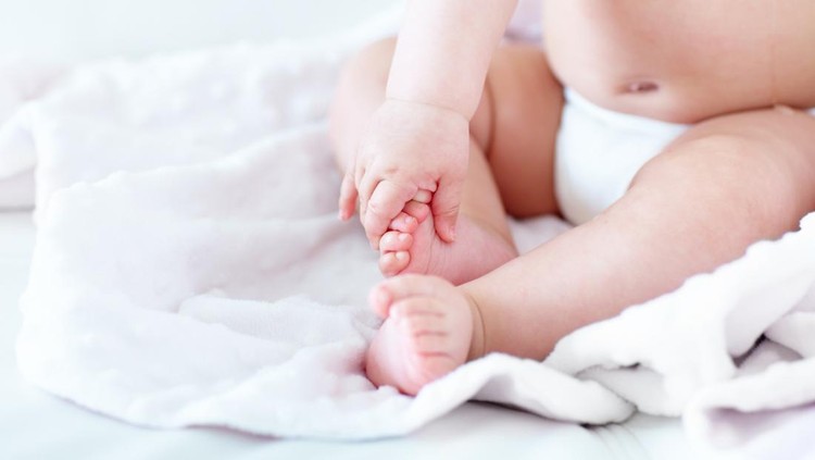 Cropped image of a baby girl holding her own foothttps://195.154.178.81/DATA/istock_collage/0/shoots/781120.jpg