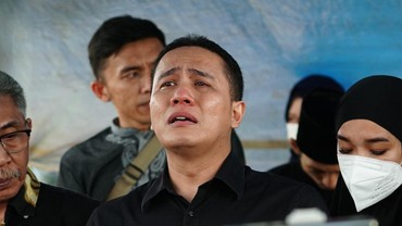img-title Tangis Ressa Herlambang di Makam Ibunda, 'Warisan' Coretan Kertas Disorot