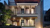 <p>Siapa yang tak kenal dengan pasangan yang satu ini? Cut Meyriska dan Roger Danuarta. Pasangan ini dikabarkan memiliki rumah 4 lantai dan memiliki lift juga, lho, Bunda, dirumahnya. (Foto: Instagram@cutratumeyriska)</p>